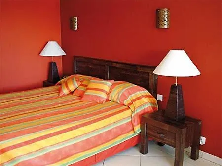 Tropical Manor Inn - Kingston Hotel